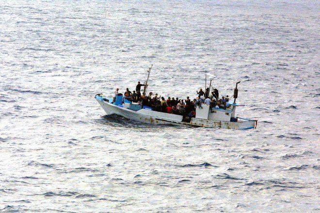 Barchino carico di profughi