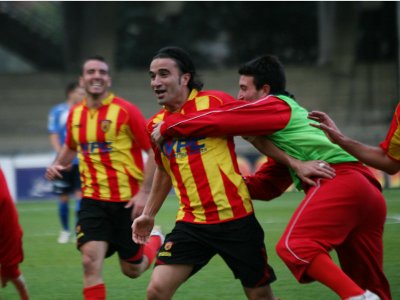 Benevento - Andria: Clemente esulta dopo uno dei due gol (foto arturorusso)