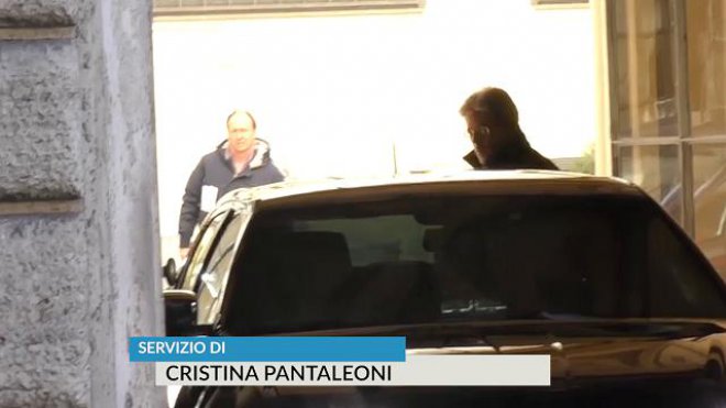 Gentiloni esce di casa dopo le dimissioni dall'ospedale