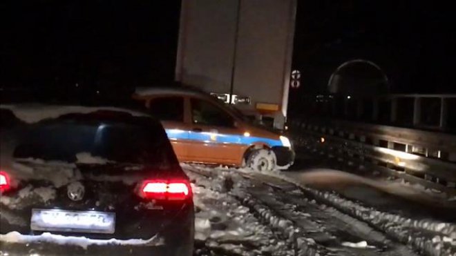 Salerno-Reggio Calabria, traffico bloccato: auto in coda al buio sotto la neve