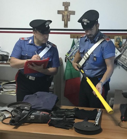 Paupisi.  Sequestro materiale a pregiudicati baresi da parte dei Carabinieri