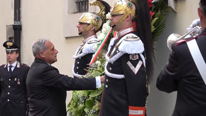 Anniversario Moro, il presidente del Senato Pietro Grasso depone una corona di fior in in via Caetani (9 maggio 2017)