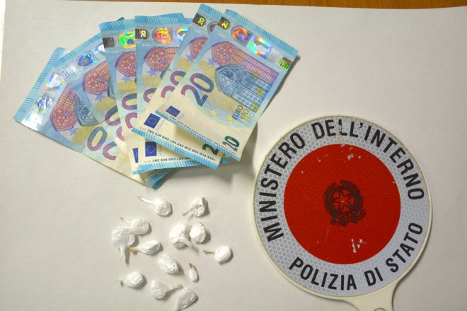 Polizia. Sequestrate 13 dosi di cocaina e denaro