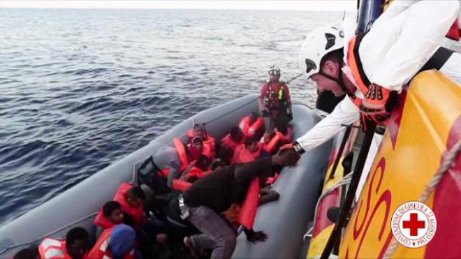 Migranti: in salvo 434 migranti, tra loro 4 donne incinte e 8 bambini