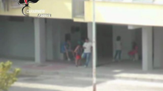 Maddaloni (Caserta), spacciavano davanti ai bambini: dieci arresti