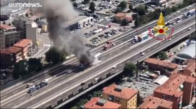 Bologna. Scontro tra camion sulla A14, un morto