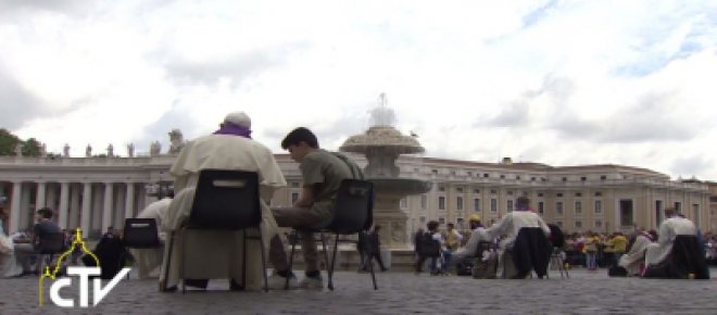 Giubileo dei ragazzi. Papa Francesco confessa in Piazza San Pietro