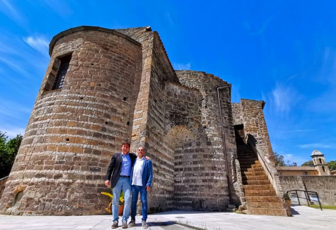 Rino Genovese dinanzi all'Abazia di San Salvatore Telesino