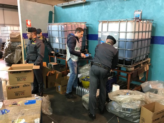 Guardia di Finanza Caserta, sequestrati 90mila litri di olio lubrificante 