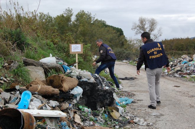 Maddaloni (Caserta), discarica abusiva sequestrata dalla Guardia di Finanza