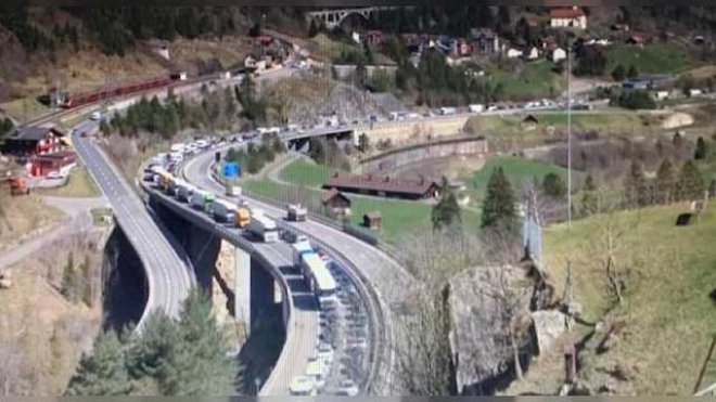 Ingorghi pasquali. Code record al San Gottardo