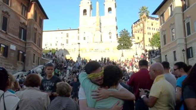 Free hugs a Piazza di Spagna, il flash mob piu' affettuoso del mondo
