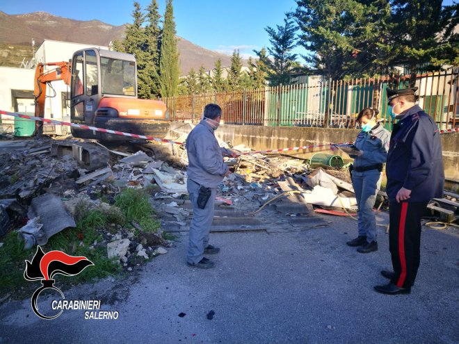 Carabinieri di Polla e Carabinieri Forestali individuano discarica abusiva con rifiuti pericolosi