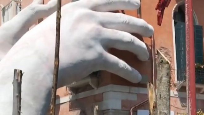 Arte. Venezia, installazione in Canal Grande: mani giganti sbucano dall'acqua