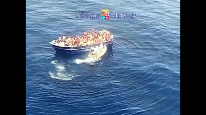 La Marina salva altri 939 migranti da due barconi alla deriva nel Mediterraneo (foto di archivio)