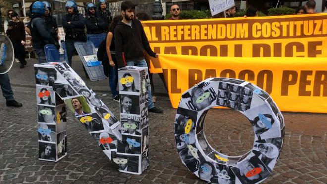 Governo e Referendum, Renzi a Napoli: proteste in piazza