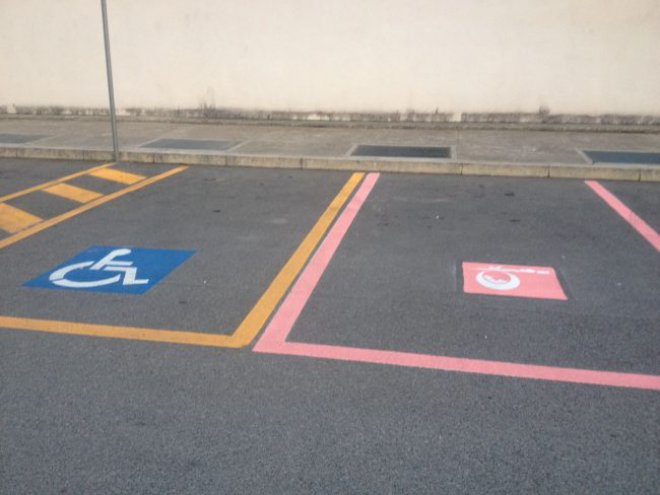 Parcheggi Rosa (foto il nuovolevante.it)