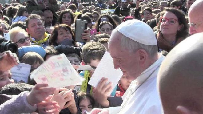 Milano, Papa alle Case Bianche tra selfie e autografi