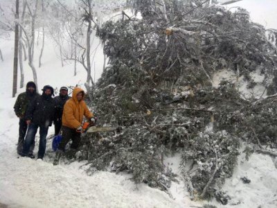 Montefalcone - Un gruppo di volontari al lavoro per ripulire il centro abitato. Foto di Antonello Vecchiolla