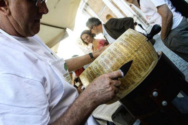 Dazi USA per il Made in Italy - parmigiano reggiano (foto Adnkronos)