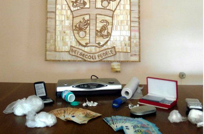 Montearchio. Droga e materiali sequestrati allo spacciatore dai Carabinieri