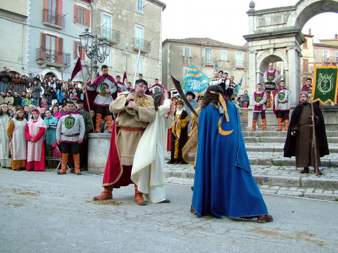 Santa Croce del Sannio - La Pace - Tradizionale manifestazione che rievoca un torneo equestre (foto di archivio)