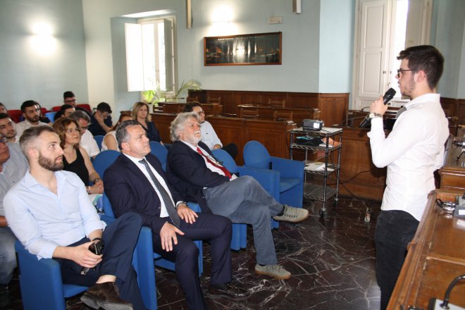 Uno studente del G.B. Lucarelli illustra il progetto F.A.T. nella Sala Consiliare della Provincia di Benevento