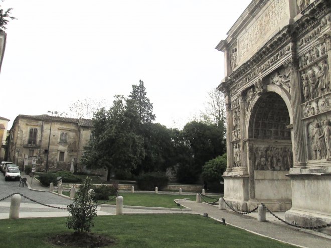 Archeo Club di Benevento. Arco Traiano deturpato da un rudere