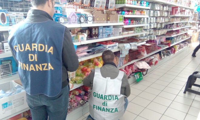 Guardia di Finanza Caserta. Sequestrati 140 mila articoli contraffatti. Denunciati 5 commercianti cinesi