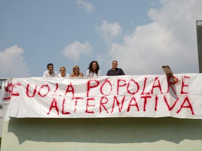 Alcuni insegnanti precari sul tetto dell'asilo di Via Firenze