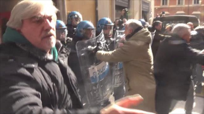 Roma, tensione tra tassisti e polizia davanti alla sede del Pd: il video degli scontri