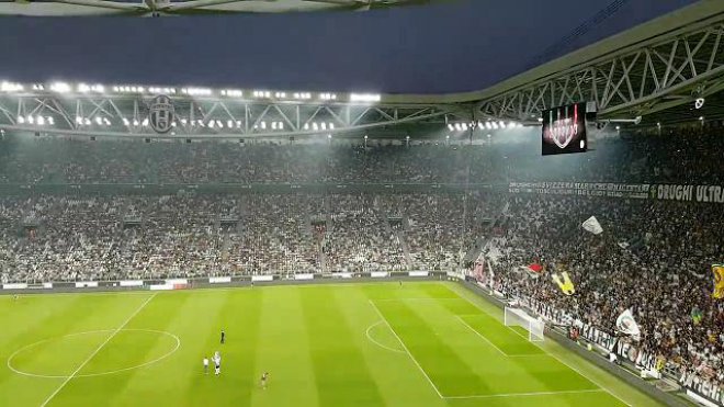 Juventus, giochi di luce allo Stadium: inizio gara in stile Nba