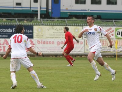 Figline-Benevento: Evacuo esulta dopo il gol dell'1-2 (foto arturorusso)