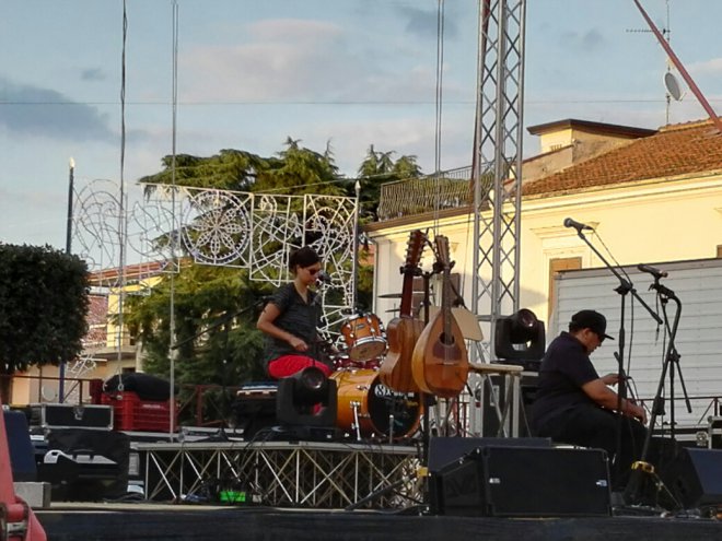 Francesca Del Duca, percussionista e vocalist Eugenio Bennato