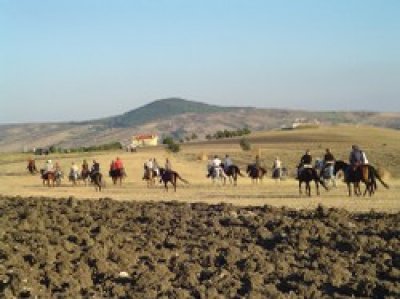 Cavalieri attraversano il Regio Tratturo (foto di archivio)