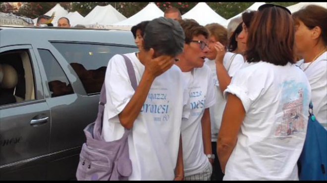 Ischia, la commozione ai funerali di Lina e Marilena