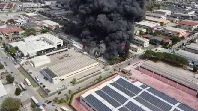 Caserta. Incendio in due fabbriche nella zona industriale di Carinaro