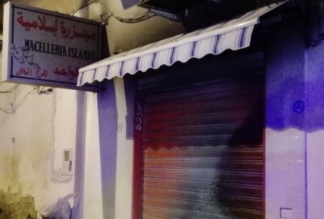 Macelleria islamica danneggiata da incendio doloso