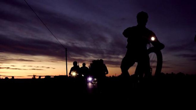 In bici di notte per 100 chilometri: tutto il fascino della Bike Night