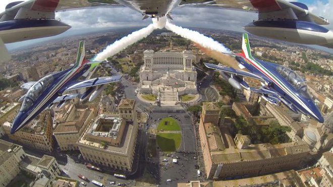 A bordo delle Frecce tricolori: in volo su Roma per il 2 Giugno