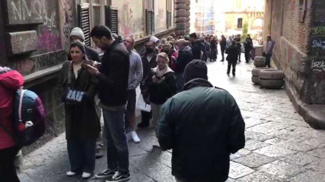 Napoli. La fila di turisti per la Cappella Sansevero arriva sino in piazza San Domenico