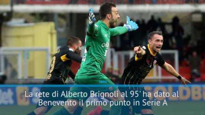 Alberto Brignoli segna il gol del primo punto del Benevento