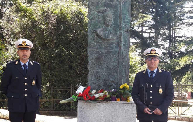 Benevento, Polizia Municipale - Omaggio alla Stele in ricordo di Raffaele Delcogliano e Aldo Iermano