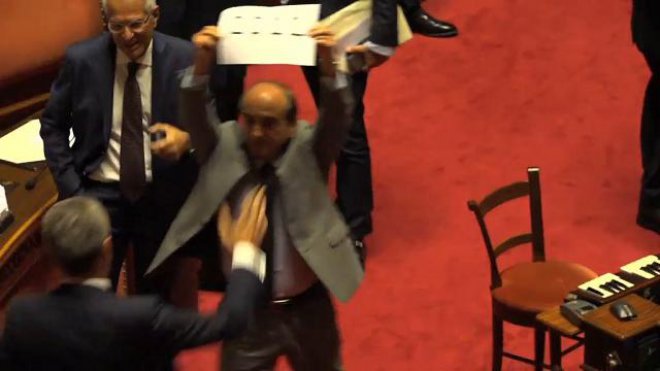 Senato, parla Napolitano e M5S lascia l'aula, mentre Scilipoti scatena la protesta