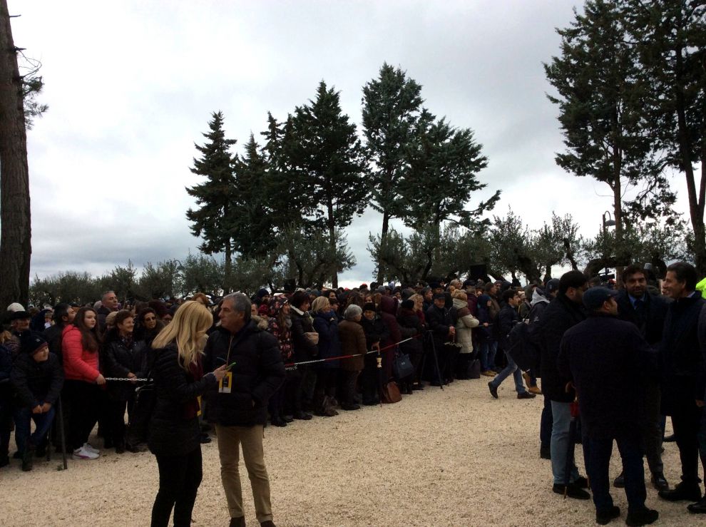 Piana Romana (Pietrelcina). La folla in attesa dell'arrivo delle spoglie di Padre Pio