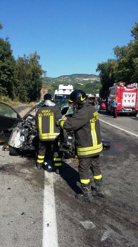 luogo incidente, vigili del fuoco al lavoro