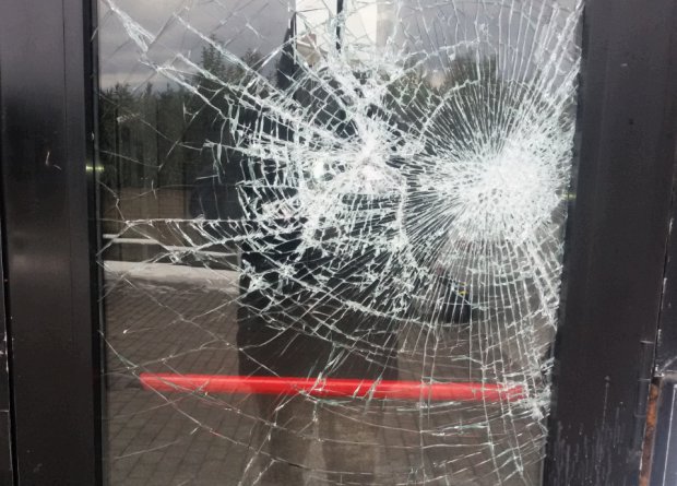 Atto vandalico uffici comunali Palazzo Impregilo