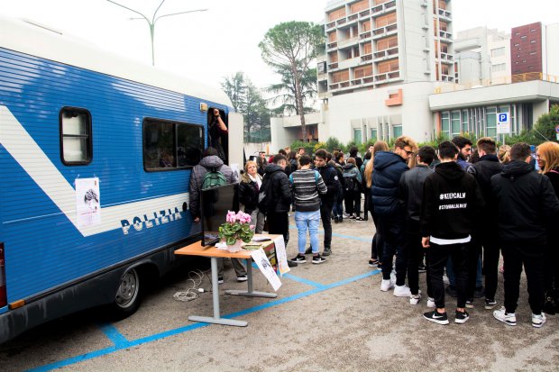 Violenza di genere. Camper della Polizia di Stato Violenza di genere. Camper della Polizia di Stato