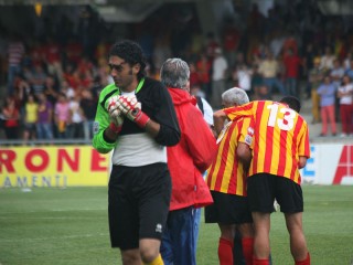 Benevento-Crotone: le lacrime del portiere giallorosso Gori a fine partita