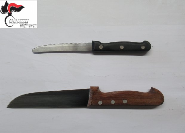 Minaccia la moglie con coltelli da cucina: arrestato